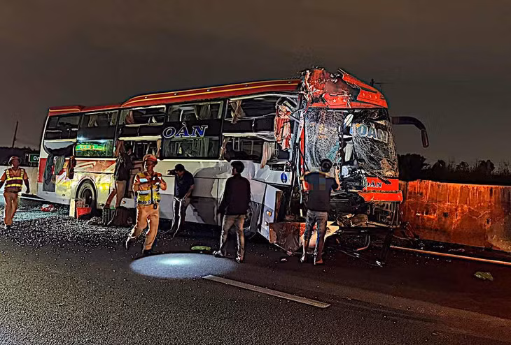 Xe khách tại hiện trường vụ tai nạn trên cao tốc Phan Thiết - Dầu Giây. Ảnh: Duy Tuấn