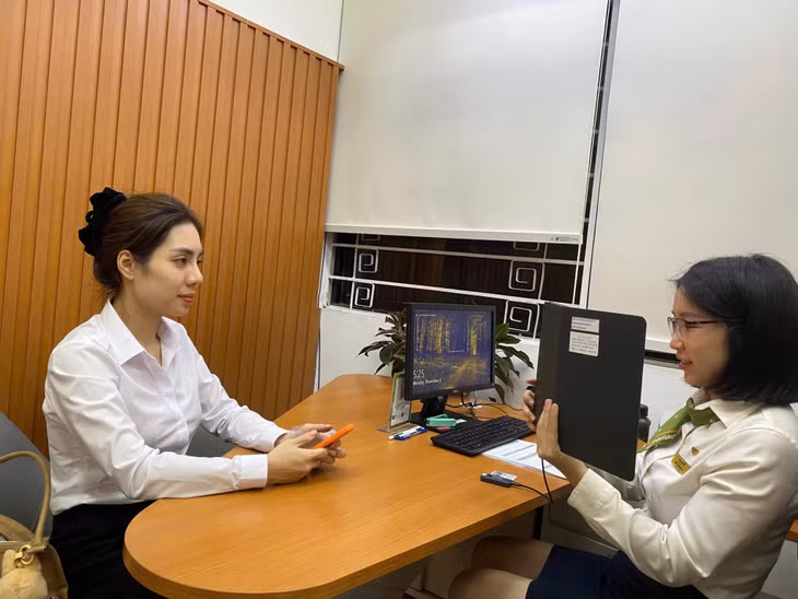 Cán bộ VCB Hạ Long thực hiện cập nhật sinh trắc học cho khách hàng