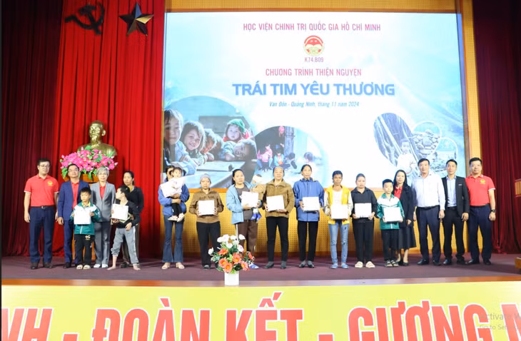 Lớp Cao cấp chính trị K74-B09 Học viện Chính trị Quốc gia Hồ Chí Minh trao tặng 20 phần quà cho phụ nữ và trẻ em có hoàn cảnh khó khăn trên địa bàn Huyện.
