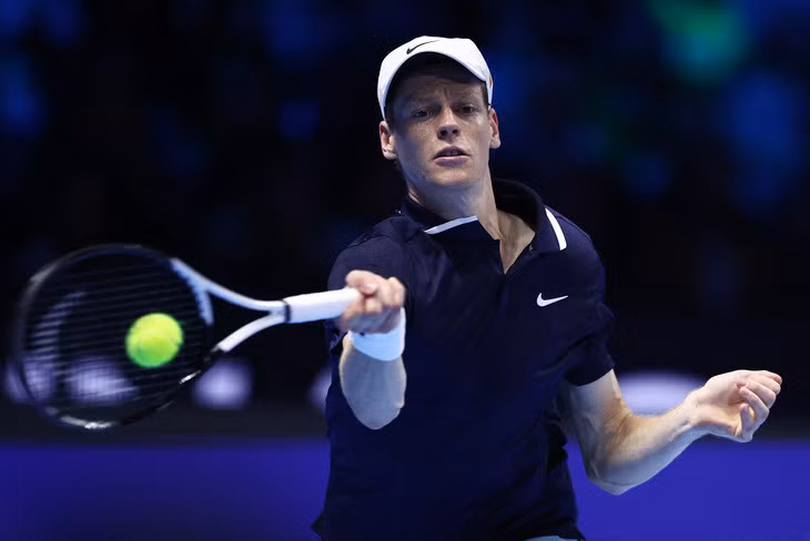 Jannik Sinner lần thứ hai liên tiếp lọt vào chung kết ATP Finals - Ảnh: REUTERS