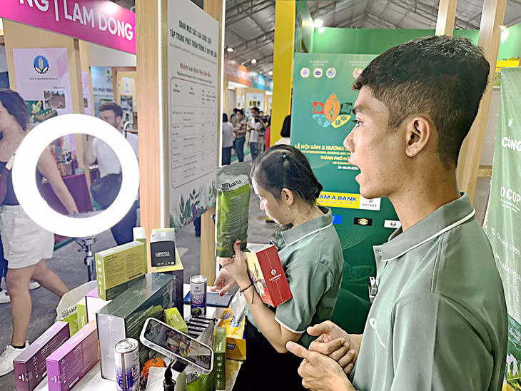 Doanh nghiệp tự livestream bán hàng tại Lễ hội sâm và hương liệu, dược liệu quốc tế TP.HCM năm 2024 được tổ chức hồi tháng 5 vừa qua - Ảnh: THẢO THƯƠNG