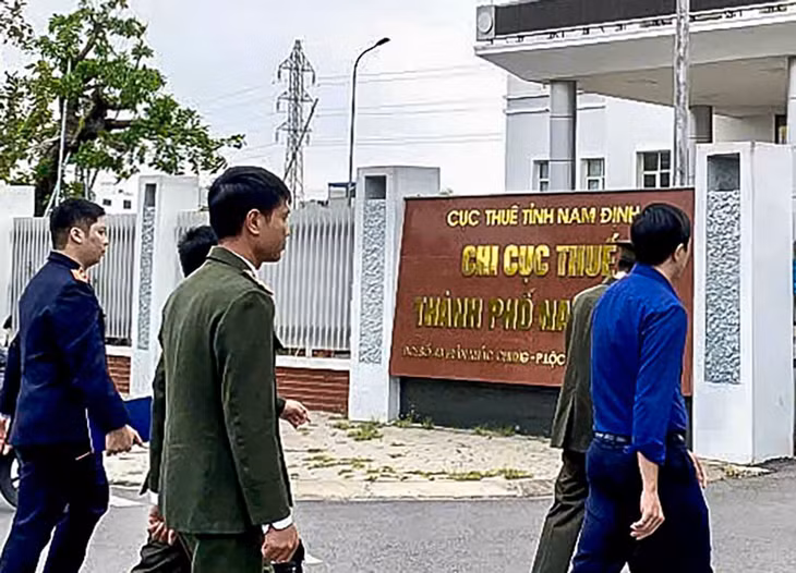 Lực lượng chức năng có mặt tại Chi cục thuế TP Nam Định. Ảnh: HL