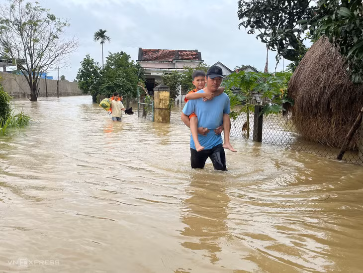 Chính quyền địa phương di dời nhiều hộ dân trong đêm, song một số người nán lại để giữ tài sản, đưa đồ đạc lên cao đề phòng nước tiếp tục dâng.