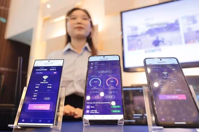 Gian trưng bày giới thiệu các sản phẩm dịch vụ công nghệ của VNPT và Qualcomm. (Ảnh: Minh Quyết/TTXVN)