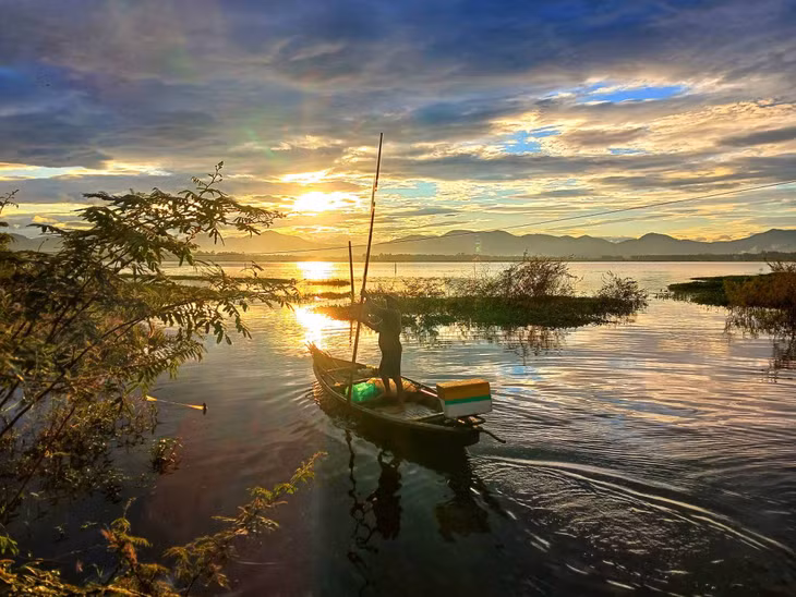 Đầm còn có các tên gọi khác như đầm Bàu Bàng hay đầm Châu Trúc. Mặt đầm rộng lớn, phản chiếu ánh bình minh hay hoàng hôn tạo nên khung cảnh ấn tượng. Ảnh: Vinh Nguyên