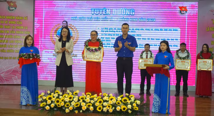 Các đồng chí lãnh đạo Sở Giáo dục - Đào tạo và Ban Thường vụ Tỉnh Đoàn Quảng Ninh tuyên dương 10 Nhà giáo trẻ tiêu biểu năm 2024.