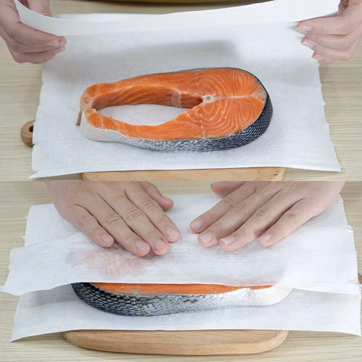 Giấy vệ sinh giúp hấp thu phần nước thừa, giữ cho miếng cá khô ráo, đảm bảo độ tươi ngon. (Ảnh: Space T)