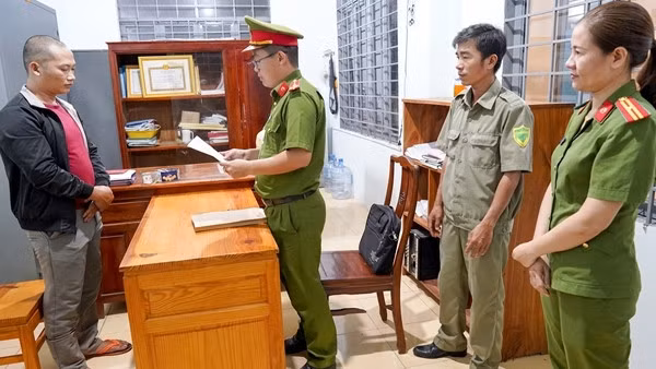 Cơ quan cảnh sát điều tra Công an huyện Đồng Phú thi hành lệnh bắt tạm giam đối với Trần Thanh Tú.