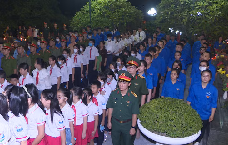 Đông đảo đoàn viên, thanh niên, lực lượng vũ trang, học sinh... tới tưởng niệm các Anh hùng liệt sỹ tại Nghĩa trang Liệt sỹ Cẩm Phả, TP Cẩm Phả.