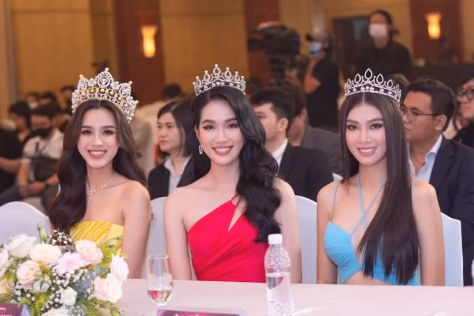 Top 3 Hoa hậu Việt Nam 2020, từ trái qua gồm Hoa hậu Đỗ Thị Hà, Á hậu Phương Anh, Ngọc Thảo. Ảnh: Sen Vàng