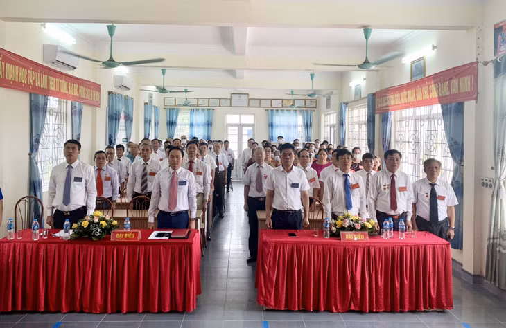 Đảng viên chi bộ khu 5, thị trấn Cái Rồng thực hiện nghi thức chào cờ tại đại hội.
