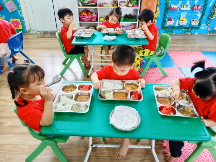 Bữa ăn trưa của học sinh Trường Mầm non Cao Xanh.