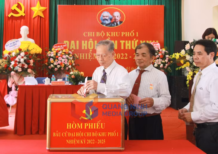 Các đảng viên Chi bộ khu phố 1, phường Giếng Đáy, TP Hạ Long bỏ phiếu bầu chi ủy khóa mới.