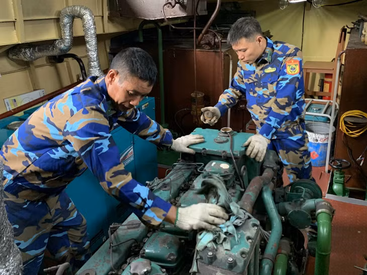 Cán bộ Đồn BPCK cảng Cẩm Phả kiểm tra, bảo dưỡng động cơ tàu thuyền.