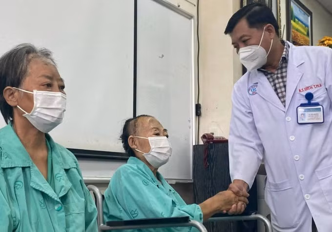 Bác sĩ chúc mừng các bệnh nhân hồi phục chuẩn bị ra viện, ngày 11/7. Ảnh: Lê Phương
