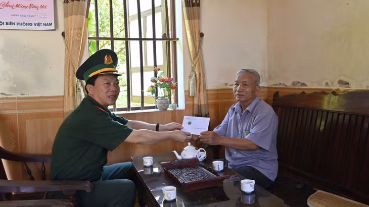 Đại tá Lê Xuân Men, Phó Chính ủy BĐBP tỉnh tặng quà cho thân nhân anh hùng liệt sĩ Đỗ Chu Bỉ.