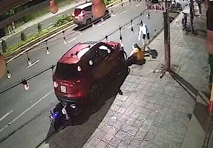 Hiện trường vụ việc do camera từ một hàng quán gần đó ghi lại.