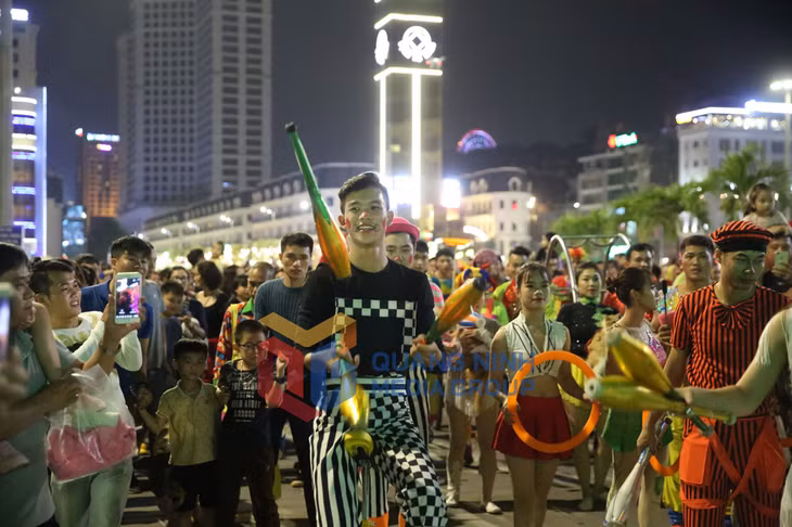 Chương trình đã thu hút được đông đảo người dân cũng như du khách tới thưởng thức (11-2019). Ảnh: Hùng Sơn