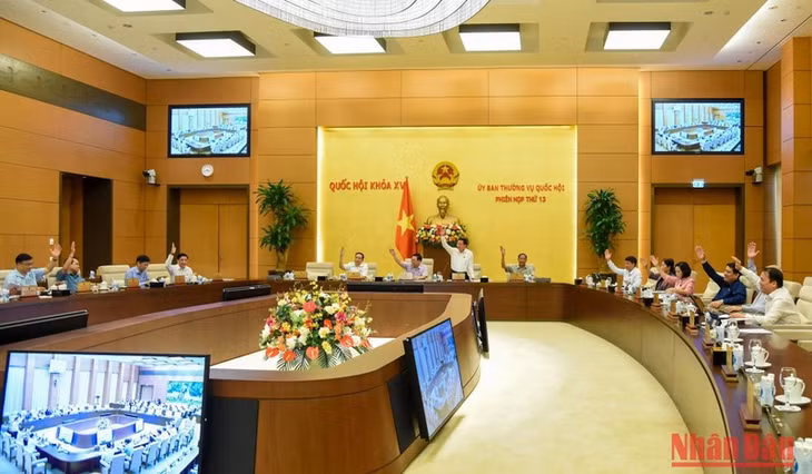 Ủy ban Thường vụ Quốc hội biểu quyết thông qua Nghị quyết tại phiên họp.
