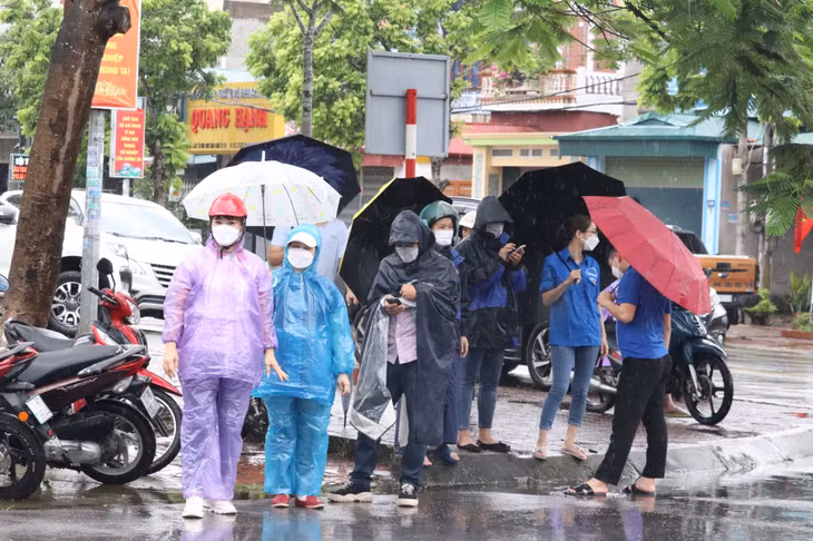 Cơn mưa lớn trước giờ kết thúc buổi thi tại nhiều địa phương trên địa bàn tỉnh gây những khó khăn cho việc đi lại của phụ huynh và thí sinh.