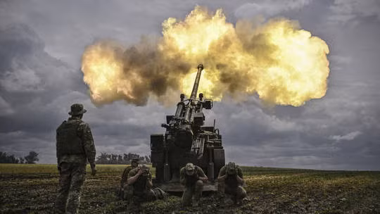 Binh sĩ Ukraine khai hỏa pháo tự hành Caesar của Pháp về phía các vị trí của Nga. Ảnh: AFP