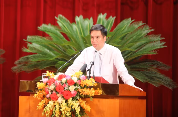 Đồng chí Lê Thành Cung, Ủy viên UBND tỉnh, Giám đốc Sở Tư pháp trình bày tờ trình tại kỳ họp.