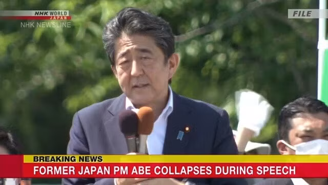 NHK đưa tin cựu Thủ tướng Shinzo Abe ngã gục khi bị bắn vào ngực vào khoảng 11h30 ngày 8/7. Ảnh: NHK.