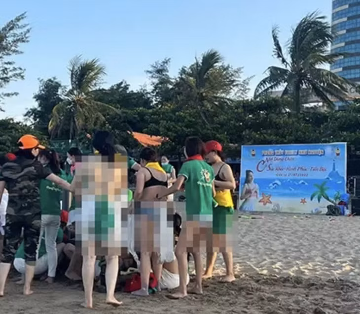 Nhóm khách chơi trò chơi team building. Ảnh cắt từ clip