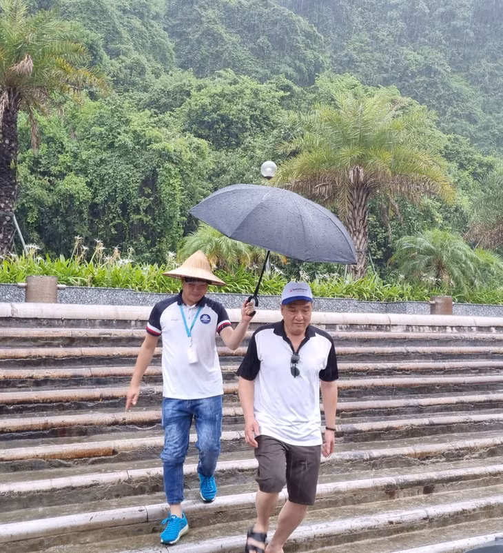 Công việc của hướng dẫn viên tuyến như anh Kiều Văn Giới đòi hỏi sự tận tình, chăm sóc chu đáo cho du khách trong suốt hành trình.
