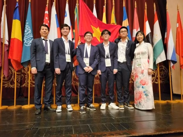Từ trái sang: Thầy Nguyễn Quang Huy, Trưởng khoa Sinh học - Trường ĐH KHTN (Trưởng Đoàn); Trương Văn Quốc Đạt; Võ Tiến Thành; Nguyễn Phúc Lâm; Đỗ Trọng Phước Nguyên; và cô Lê Thị Phương Hoa, Trưởng bộ môn Di truyền Hoá Sinh, khoa Sinh học - Trường ĐH Sư phạm Hà Nội. Ảnh: Bộ GD-ĐT