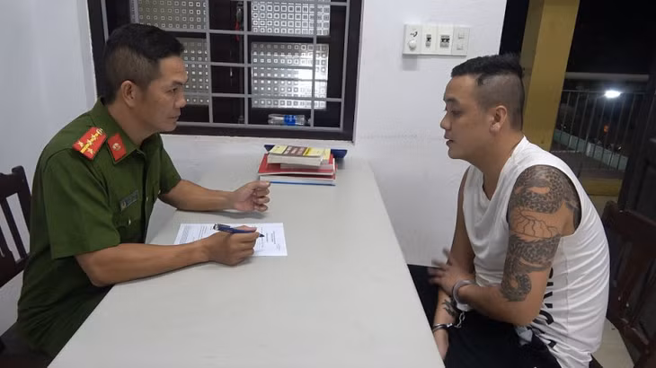 Công an đang lấy lời khai đối tượng Lê Viết Lây.
