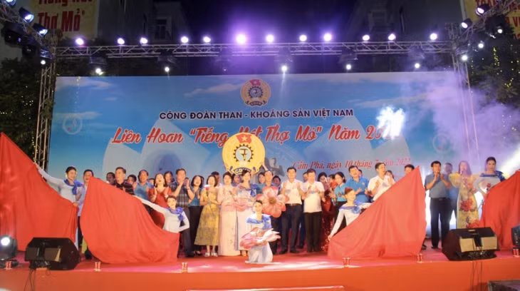 Các đại biểu và các diễn viên là CNLĐ Than Quang Hanh cùng hát vang bài hát “Hãy hát lên bài ca Công đoàn” 