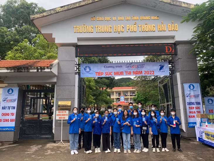 Đội tình nguyện viên Trường THPT Hải Đảo cho Chu Quốc Phong làm Đội trưởng.