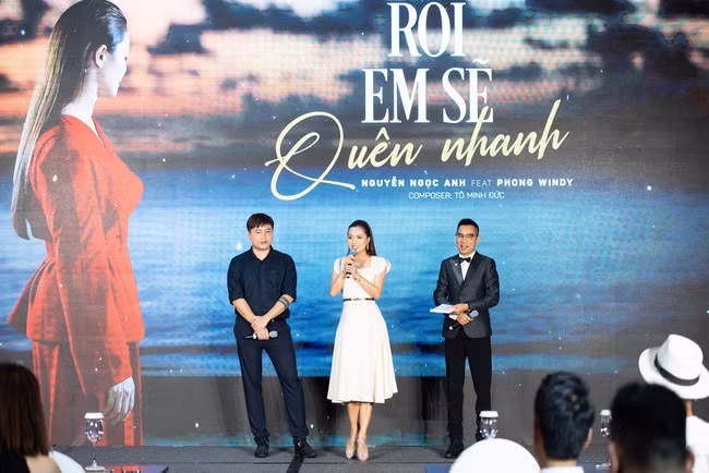 Ca sĩ Nguyễn Ngọc Anh và ông xã - ca sĩ Tô Minh Đức (trái) trong buổi ra mắt MV.