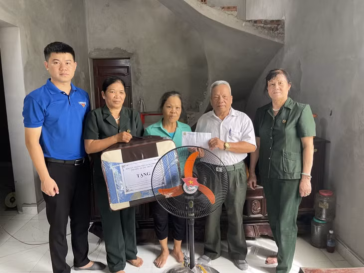 Thành Đoàn Uông Bí phối hợp với Hội Cựu TNXP thành phố thăm, tặng quà cho các hội viên có hoàn cảnh khó khăn, tháng 7/2022.