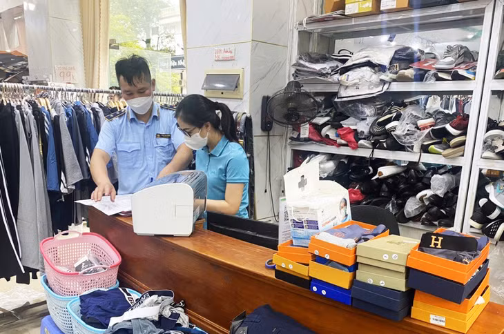 Đội QLTT số 4, phát hiện và xử lý hộ kinh doanh Tài Anh Shop, vi phạm về hàng hoá giả mạo nhãn hiệu.
