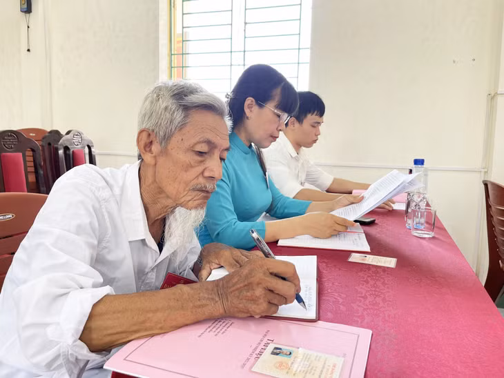 Ông Nguyễn Minh Khương, 81 tuổi, đảng viên chi bộ thôn 16, xã Hiệp Hoà (TX Quảng Yên) nghiên cứu, ghi chép lại nội dung tại đại hội.