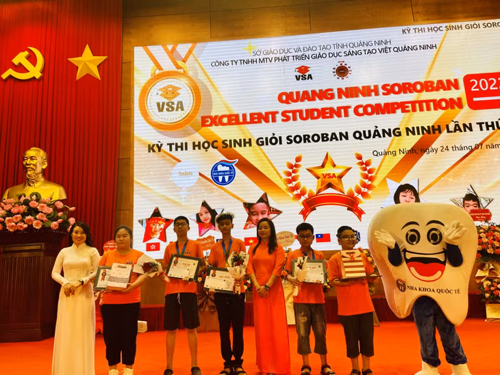 Ban tổ chức trao giải cho các học sinh đạt thành tích cao tại kỳ thi.
