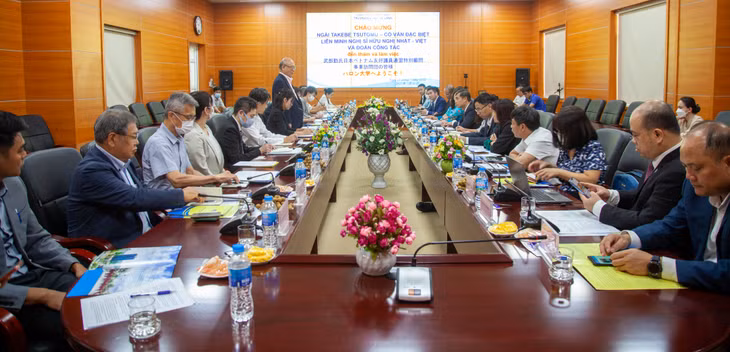 Ông Takebe TsuTomu, Cố vấn đặc biệt Liên minh Nghị sỹ Hữu nghị Nhật - Việt làm việc với Trường Đại học Hạ Long.