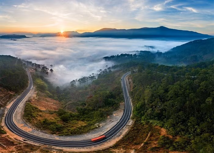 Đèo Khánh Lê có nhiều khúc uốn lượn, quanh co khá nguy hiểm, có nhiều đoạn cua gấp. (Nguồn: petrotimes.vn)