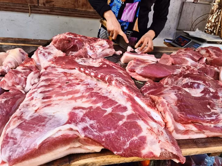 Giá thịt lợn cùng nhiều mặt hàng thực phẩm liên tục tăng, dù giá xăng dầu vừa được điều chỉnh giảm khá mạnh. Ảnh: Vũ Long