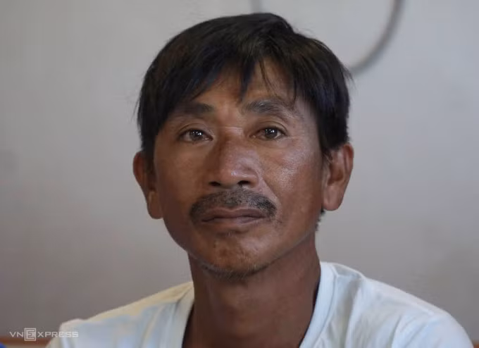 Thuyền viên Hà Văn Tấn sau khi được đưa về Ninh Hòa, Khánh Hòa, chiều 21/7. Ảnh: Bùi Toàn