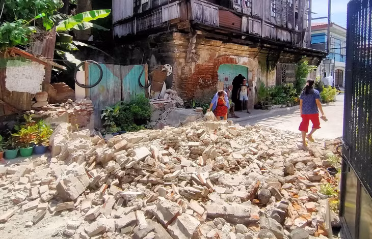 Ngôi nhà bị phá hủy sau trận động đất tại Vigan, tỉnh Ilocos Sur, Philippines, ngày 27/7/2022. Ảnh: AFP/TTXVN