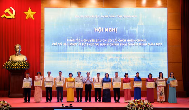 Các tập thể có thành tích xuất sắc đóng góp vào việc cải thiện, nâng cao chỉ số cải cách hành chính và chỉ số hài lòng về sự phục vụ hành chính của tỉnh được tuyên dương, khen thưởng.