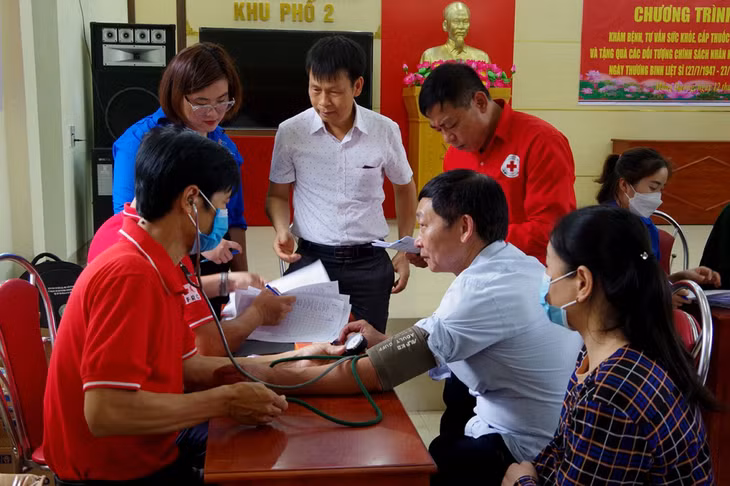 và Hội Chữ thập đỏ tỉnh khám bệnh cho người dân.