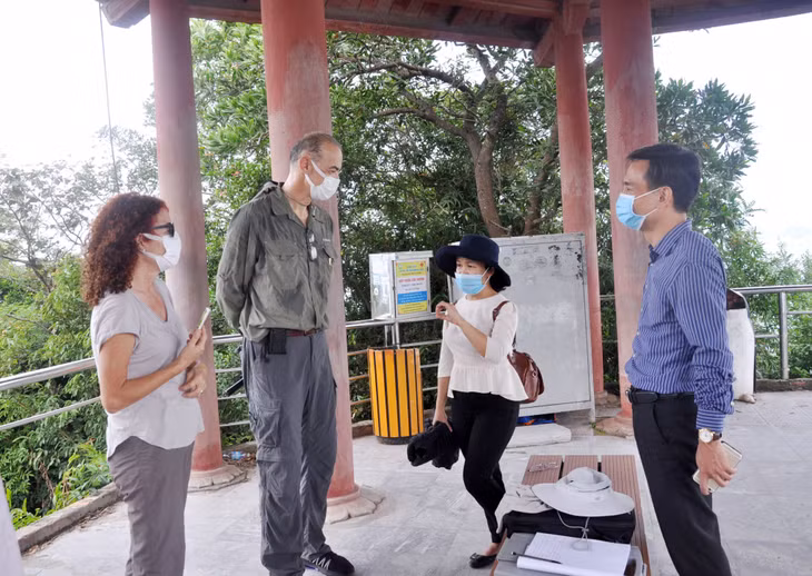 Chuyên gia quốc tế của Tập đoàn tư vấn Kiran cùng lãnh đạo Ban Quản lý Vịnh Hạ Long trong một chuyến khảo sát về sức tải du lịch trên Vịnh Hạ Long, tháng 11/2021.