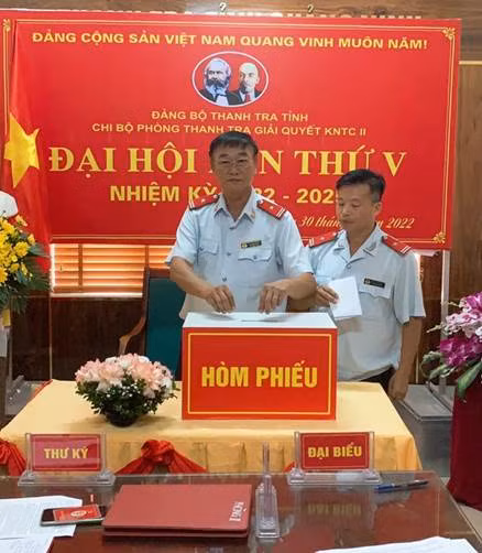 Đảng viên Chi bộ phòng Thanh tra, GQKNTC II tiến hành bỏ phiếu.