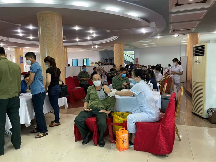 Điểm tiêm vắc-xin phòng Covid-19 tại Nhà thi đấu Công ty CP Than Cọc Sáu - Vinacomin.