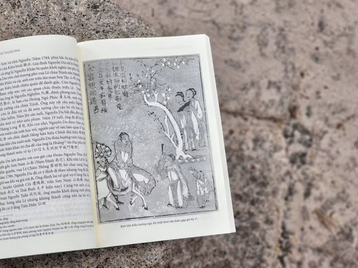 Một trang trong sách Thế giới của truyện Nôm. Ảnh: Q.M.