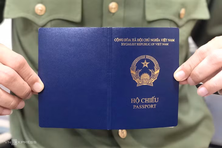 Mẫu hộ chiếu phổ thông mới được áp dụng từ 1/7. Theo đó, bìa màu xanh lá được chuyển sang xanh tím. Các thủ tục cấp, đổi vẫn giữ nguyên như hộ chiếu cũ.